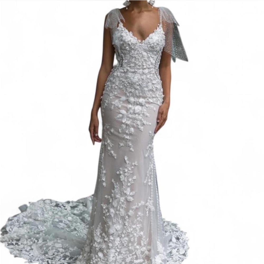 MADI LANE penny wedding dress BRAND NEW
Purchased new, dress retails $5600 small